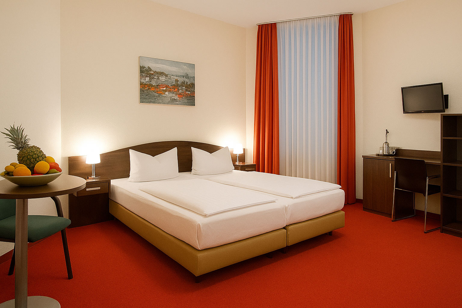 Doppelzimmer mit Doppelbett, rotem Teppich und Sitzecke