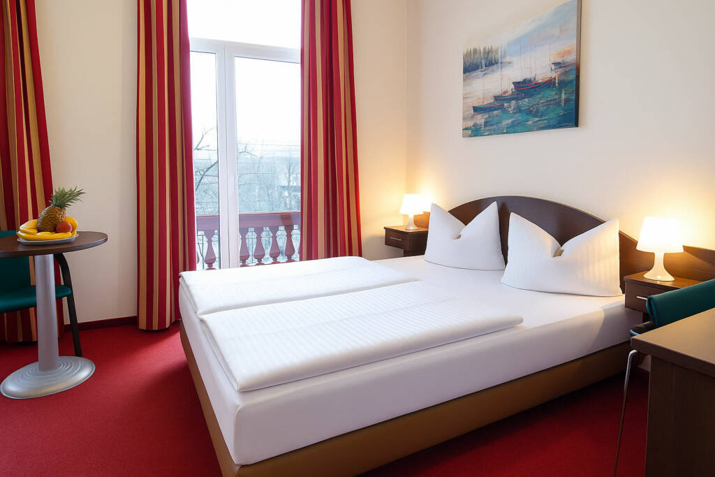 Doppelzimmer mit Balkonfenster