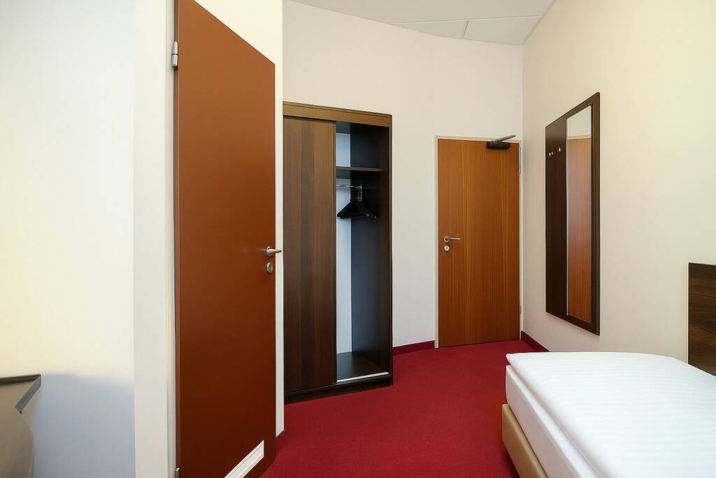Einzelzimmer mit Kleiderschrank