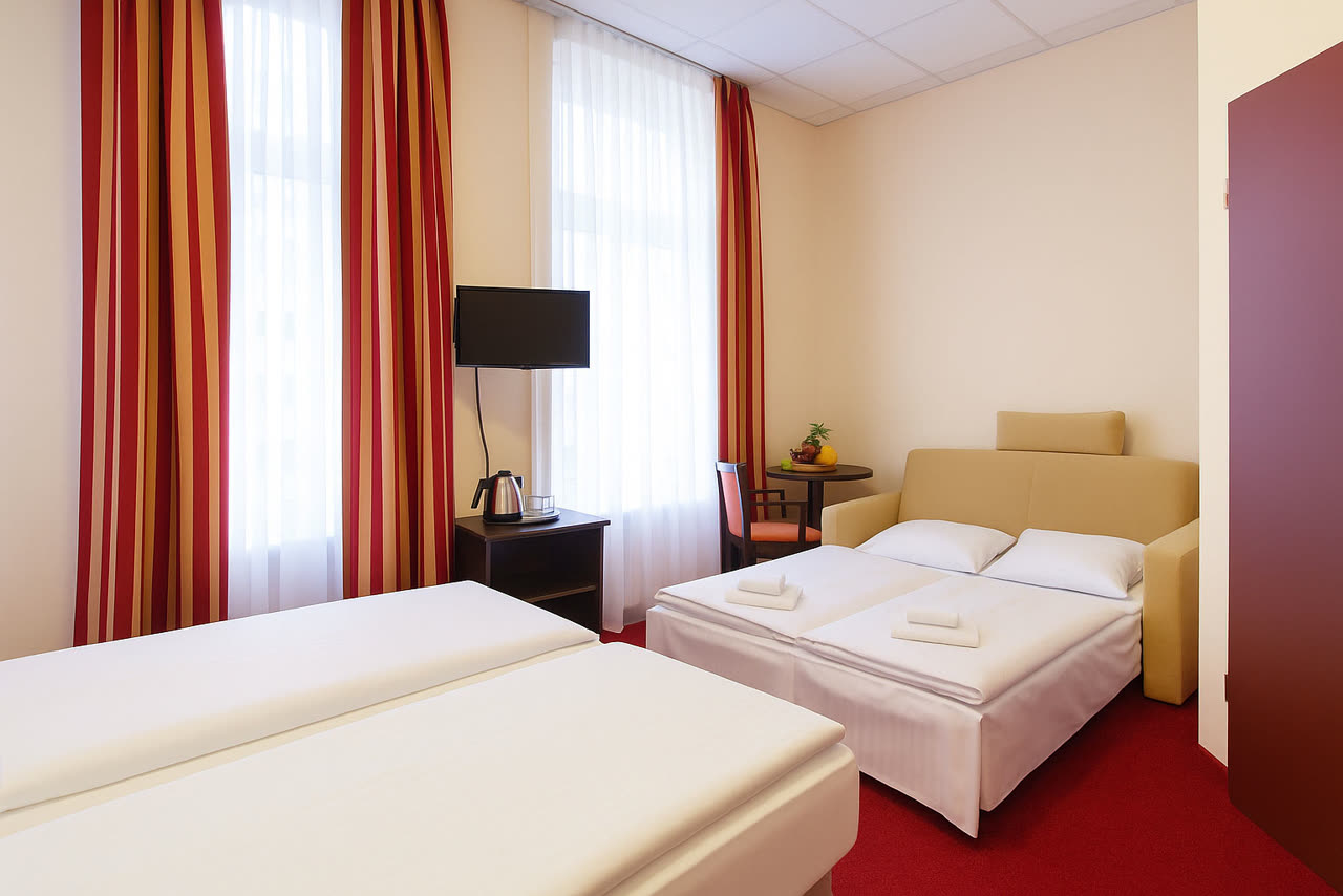Familienzimmer mit Doppelbett, Einzelbett und Schlafcouch