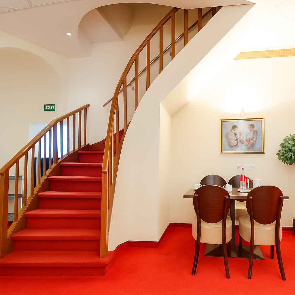 Foyer mit Wendeltreppe und Sitzgruppe